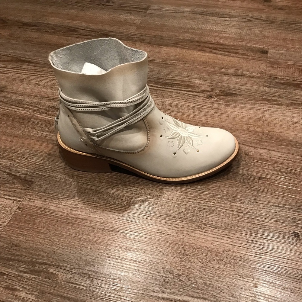 Musse & Cloud Booties. Like new!